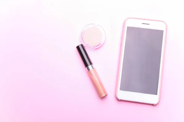 Современный Белый Смартфон Косметика Тонком Розовом Фоне — стоковое фото