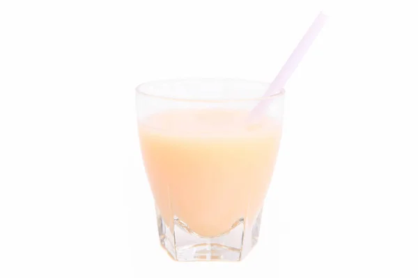香蕉汁在一个玻璃杯中 鸡尾酒管与白色背景隔离 夏季酒水 — 图库照片