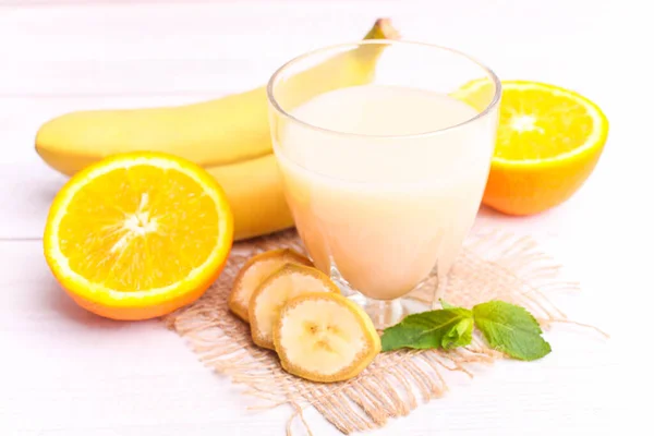 Bananensaft Einem Glas Mit Früchten Auf Weißem Holzgrund Sommergetränk — Stockfoto