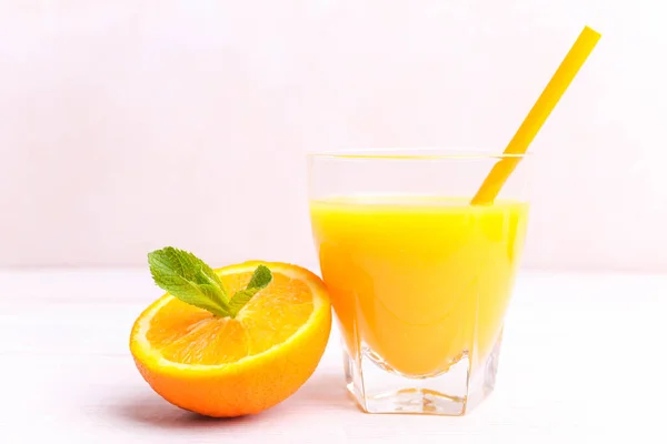 橙汁在杯子里 半杯橙子 薄荷在木制的白色背景上 夏季酒水 — 图库照片