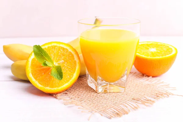 木製の白い背景に果物とガラスのオレンジジュース 夏の飲み物 — ストック写真