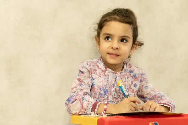 Kleines Mädchen Persischen Aussehens Sitzt Schreibtisch Schöne Mädchen Alter Von — Stockfoto