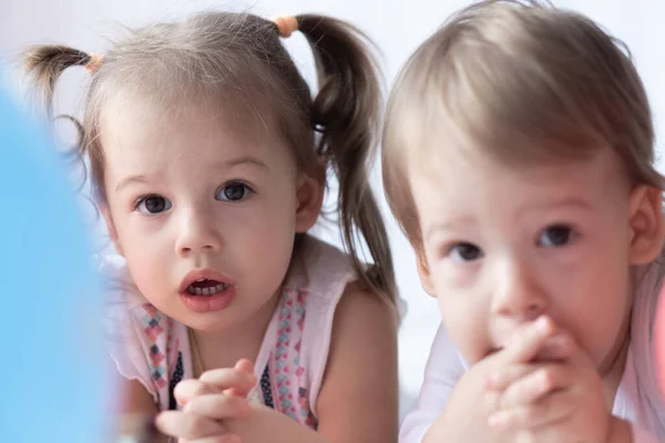 Jonge Kinderen Liggen Hun Buik Kijken Tekenfilms Mooie Baby Liggen — Stockfoto