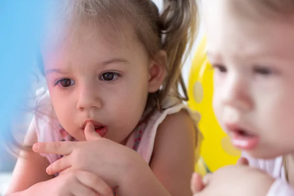 Små Barn Ligger Magen Och Tittar Tecknat Vackra Barn Ligger — Stockfoto