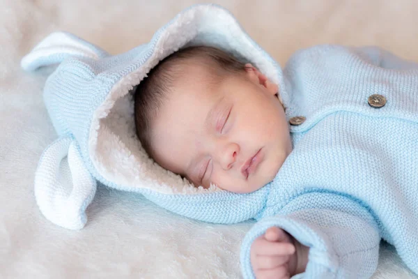 Pasgeborene Draagt Een Warm Blauw Jasje Met Speelgoed Konijnenoren Slapend — Stockfoto