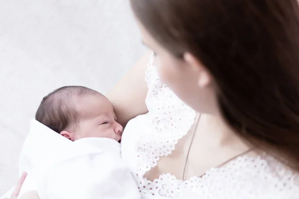 Zdjęcie Szczęśliwej Matki Dzieckiem Bieli Młoda Matka Dzieckiem — Zdjęcie stockowe