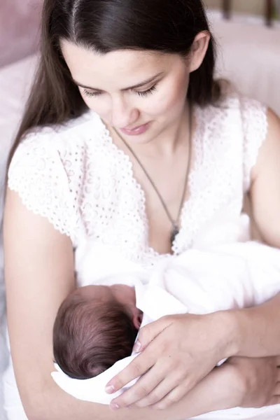 Foto Mãe Feliz Com Bebê Sobre Branco Jovem Mãe Com — Fotografia de Stock