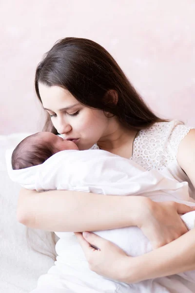 Foto Mãe Feliz Com Bebê Sobre Branco Jovem Mãe Com — Fotografia de Stock