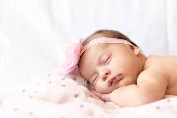 Tapılası Bebek Karnının Üstünde Uyuyor Saçbandı Olan Yeni Doğmuş Bir — Stok fotoğraf