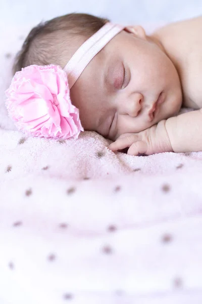 Bebé Adorable Recién Nacido Durmiendo Con Estómago Recién Nacido Con —  Fotos de Stock