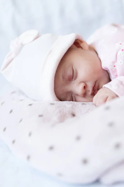 Tapılası Bebek Karnının Üstünde Uyuyor Şapkalı Yeni Doğmuş Bir Bebek — Stok fotoğraf