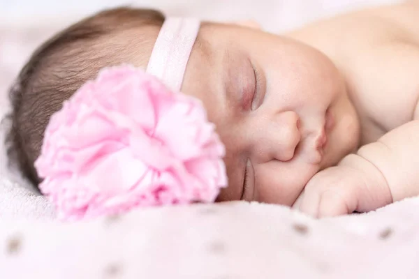 可愛い新生児が胃の中で寝てる ヘッドバンドを持つ新生児は柔らかい毛布の上で眠っています — ストック写真