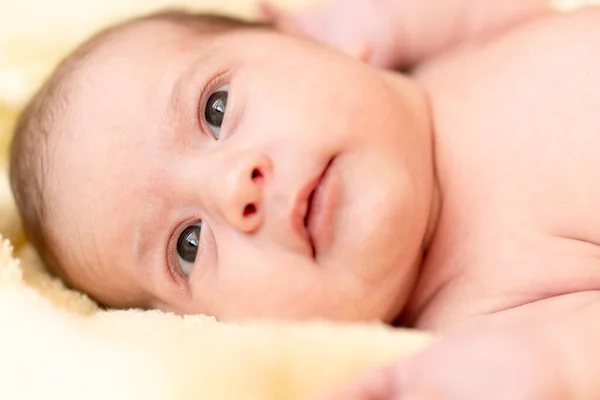 入浴後の新生児 タオルに包まれた小さな赤ちゃん — ストック写真