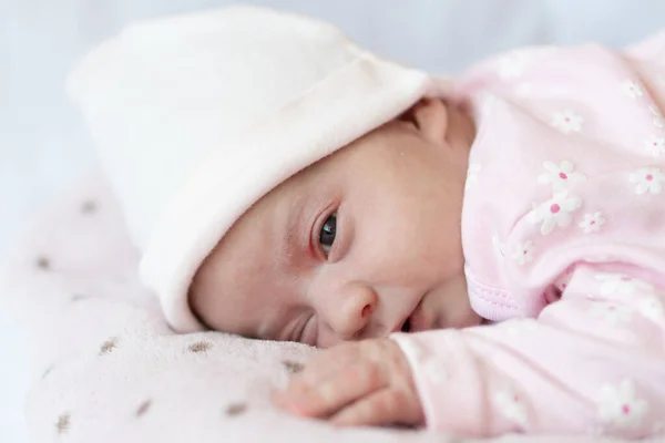 Bebé Adorable Recién Nacido Durmiendo Con Estómago Bebé Recién Nacido —  Fotos de Stock