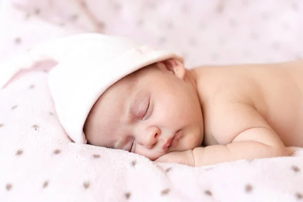 可愛い新生児が胃の中で寝てる 帽子を被った新生児が柔らかい毛布の上で眠る — ストック写真
