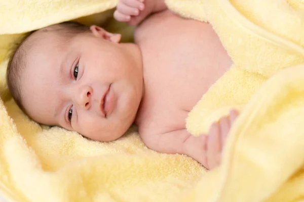 Banyo Yaptıktan Sonra Yenidoğan Havluya Sarılı Küçük Bebek — Stok fotoğraf