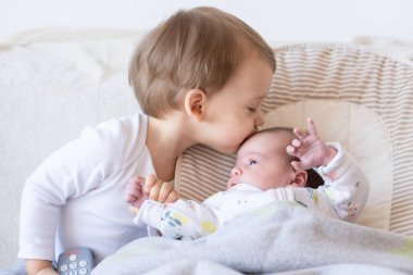 Yeni doğmuş bebek sallanan sandalyede uzanıyor.