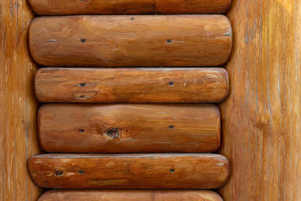 Timmerhus bakgrund, träskivor lackerade, vägg av trä hus. Trästruktur — Stockfoto