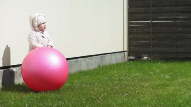Çocukluk, eğlence, oyun, avlu, bahar konsepti. Üç genç çocuk, baharın erken saatlerinde baharda yeşil çimlerin üzerinde topla oynuyorlar..