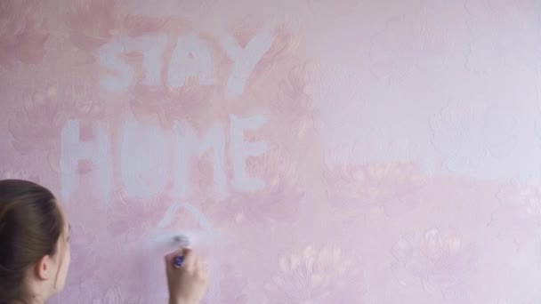 Piękna para Udekoruj swoje nowe mieszkanie i wygłupiać się. Mąż i żona malują ścianę rolkami zanurzonymi w jasnoniebieskiej farbie. Są szczęśliwi i mili. Remonty w domu — Wideo stockowe