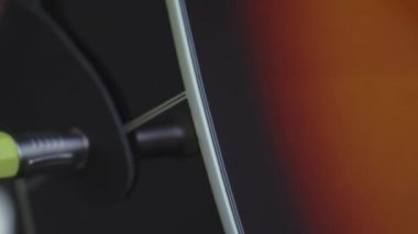 Müzik, yaratıcılık, konser, kendini izole etme konsepti. Akustik gitar radyosu çalan genç adamın yakın çekim elleri. Parmaklar dizgileri fretboard akorlarına basarak ayır.