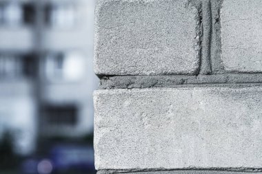 Beyaz tuğla duvar dokusu ya da arka plan. Bahçedeki beyaz tuğla ev.