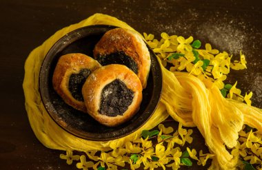 Ev yapımı hamur işleri. Sarı arka planda çikolata kremalı çörekler..