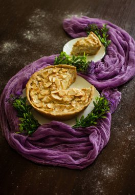 Mor arka planda elma tüyü. Ev yapımı hamur işleri.