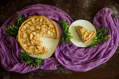 Mor arka planda elma tüyü. Ev yapımı hamur işleri.