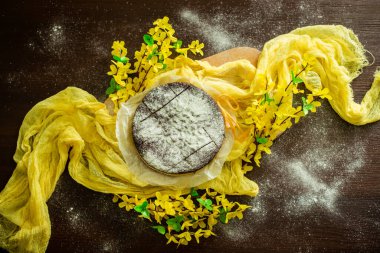 Çikolatalı kek. Sarı arka planda ev yapımı hamur işleri