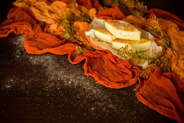 Turuncu arka planda cheesecake. Ev yapımı hamur işleri.