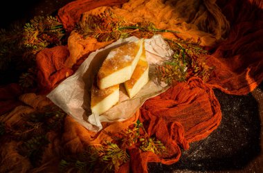 Turuncu arka planda cheesecake. Ev yapımı hamur işleri.