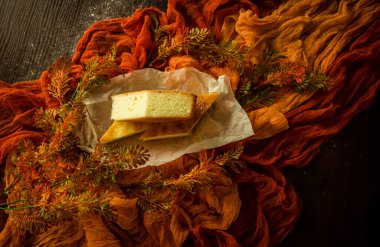 Turuncu arka planda cheesecake. Ev yapımı hamur işleri.