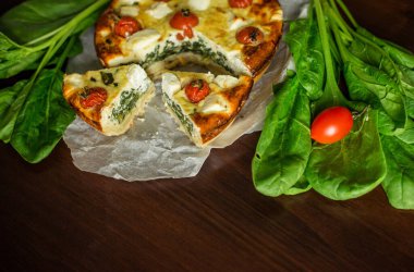 Ispanaklı ve sebzeli turta. Ev yapımı hamur işleri.