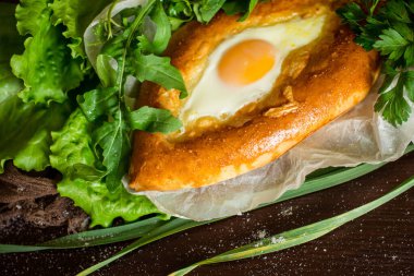 Adjara 'daki Khachapuri' de. Gürcistan mutfağı. Üst görünüm.