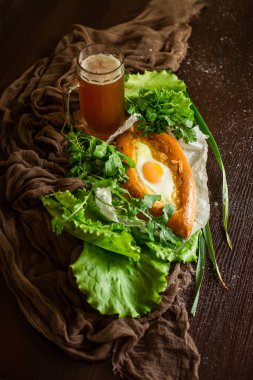 Bira ve khachapuri ile market. Üst görünüm.