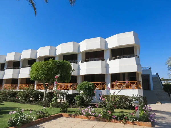 Sharm El Sheikh 'de beyaz balkonlu küçük bir otel. Mısır 'ın tropik tatil beldesinde turizm ve rahatlama