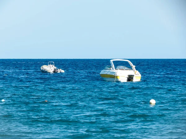 Mısır 'da Sharm El Sheikh açıklarında Kızıl Deniz' de iki beyaz zevk gemisi. Turkuaz deniz ve berrak gökyüzü