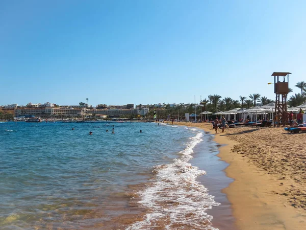 Temiz bir denizin kıyısındaki kumlu bir sahilde tatiller. Sharm El Sheikh, Mısır 'daki Kızıl Deniz kıyısındaki plajda yaşayan insanlar