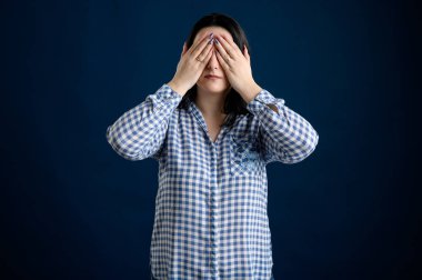 Ağaç bilge maymunun sembollerini gösteren gelişigüzel giyinmiş genç bir kadın.