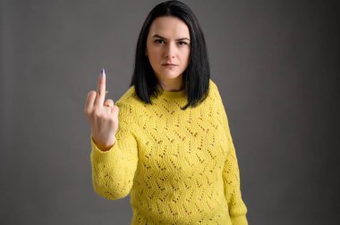 Genç kadın seni beceriyor.