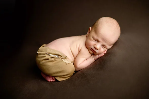 Precioso recién nacido bebé niño sleaping toshie hasta pose — Foto de Stock