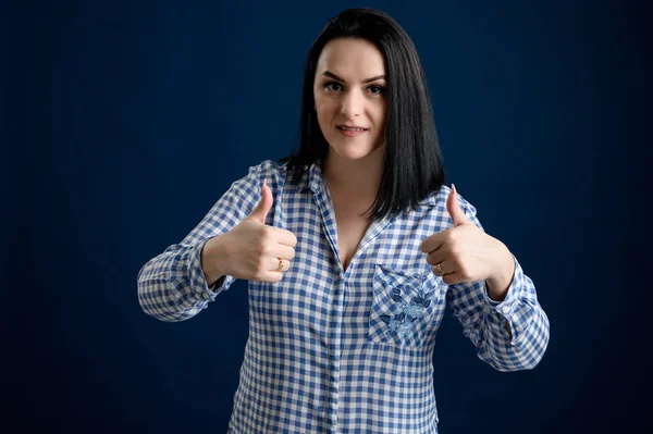 Mujer joven mostrando pulgares dobles hacia arriba — Foto de Stock