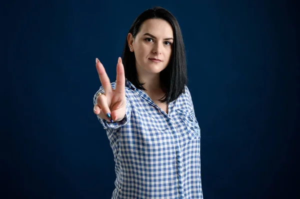 Mujer joven mostrando señal de paz — Foto de Stock