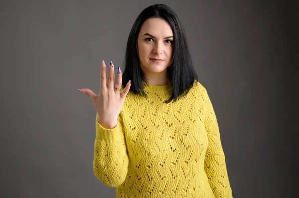 Mujer joven mostrando cinco — Foto de Stock