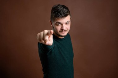 genç adam onun parmak işaret