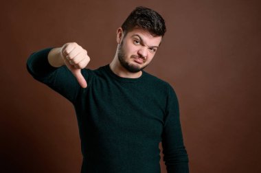 Hoşnutsuzluk gösteren genç adam.