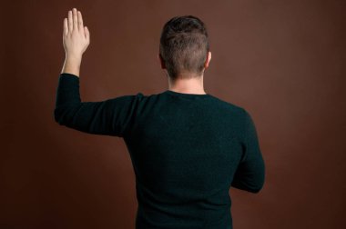 Genç adam yemin ediyor.