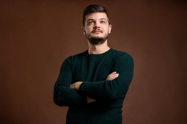 Kahverengi saçlı adam kendine güveni tam.