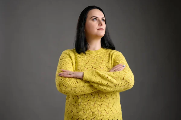 Mujer Joven Con Pelo Negro Vestido Casualmente Suéter Amarillo Mostrando — Foto de Stock